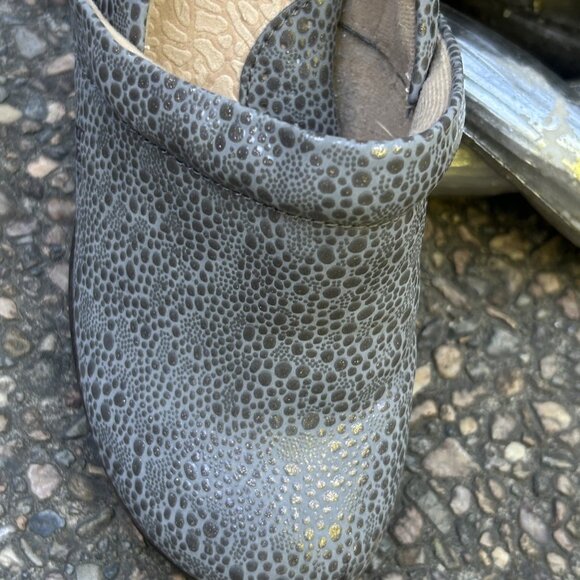 BOC Born Concepts Gray Pebble Pattern Peggy Faux Leather Slip On Clogs Size 9 M - Picture 12 of 14